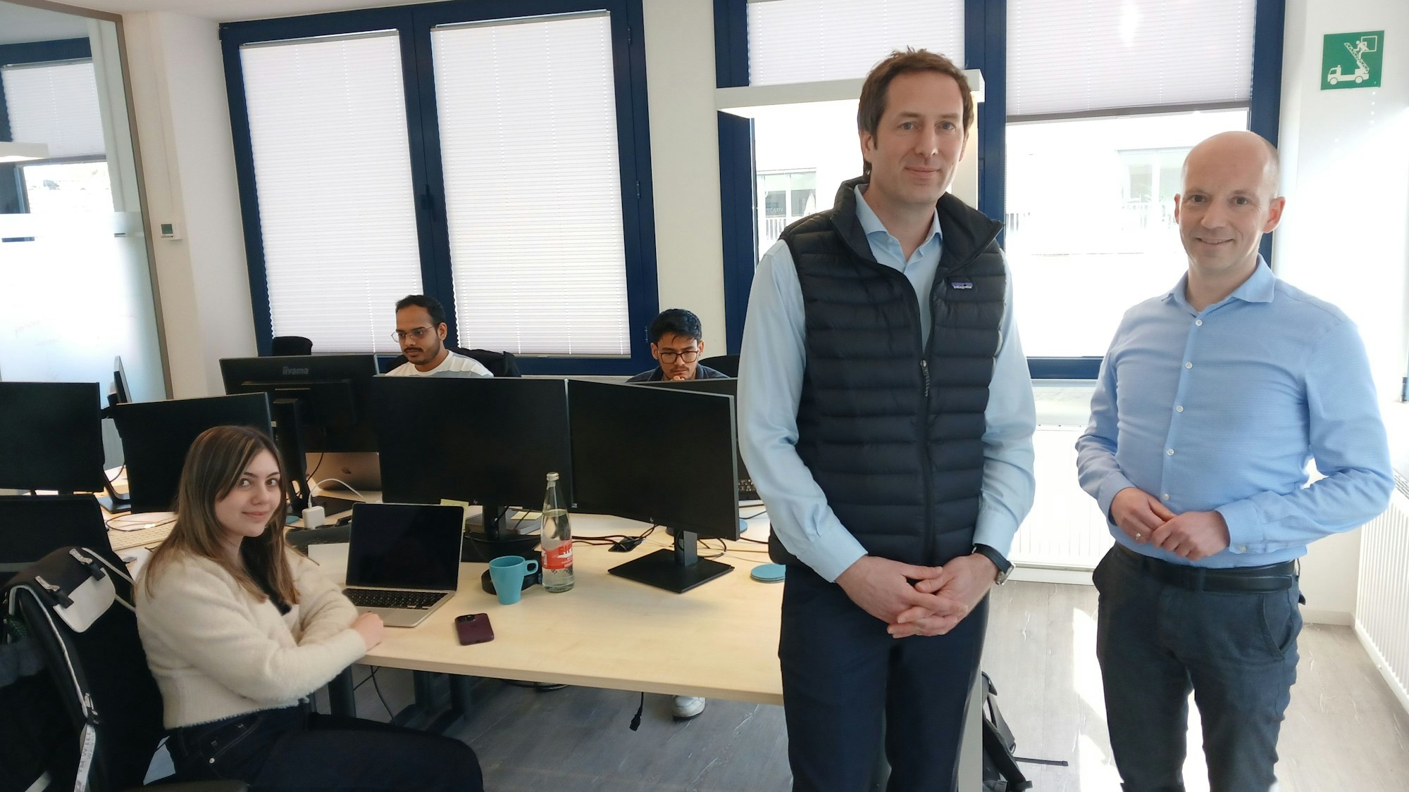 Das Foto zeigt Menschen in einem Büro.