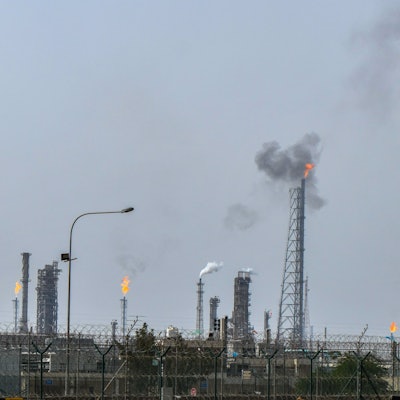 Blick auf die Mina Al-Ahmadi Ölraffinerie in Kuwait (Archivbild)