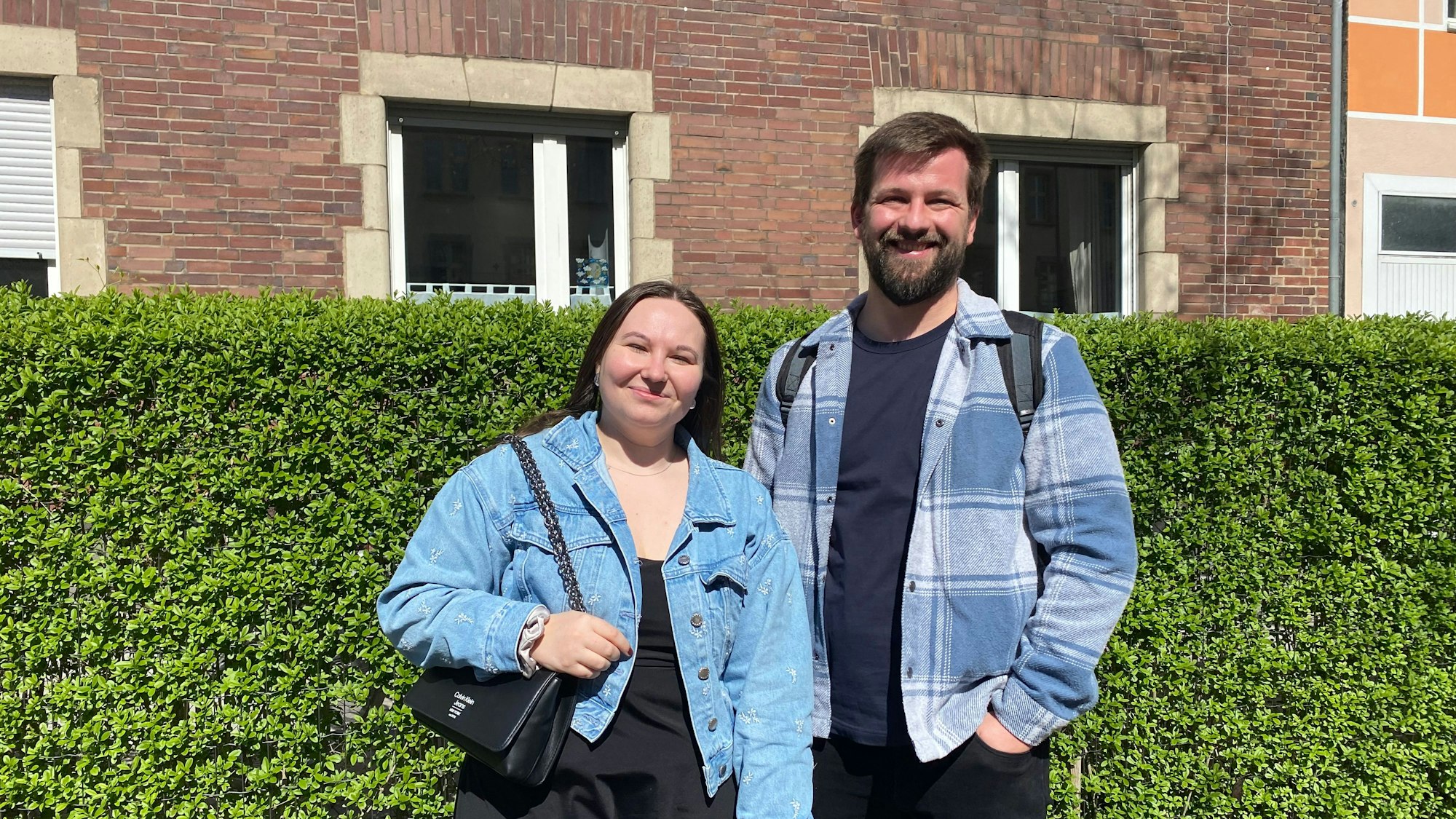 Ein Mann und eine Frau lächeln in die Kamera.