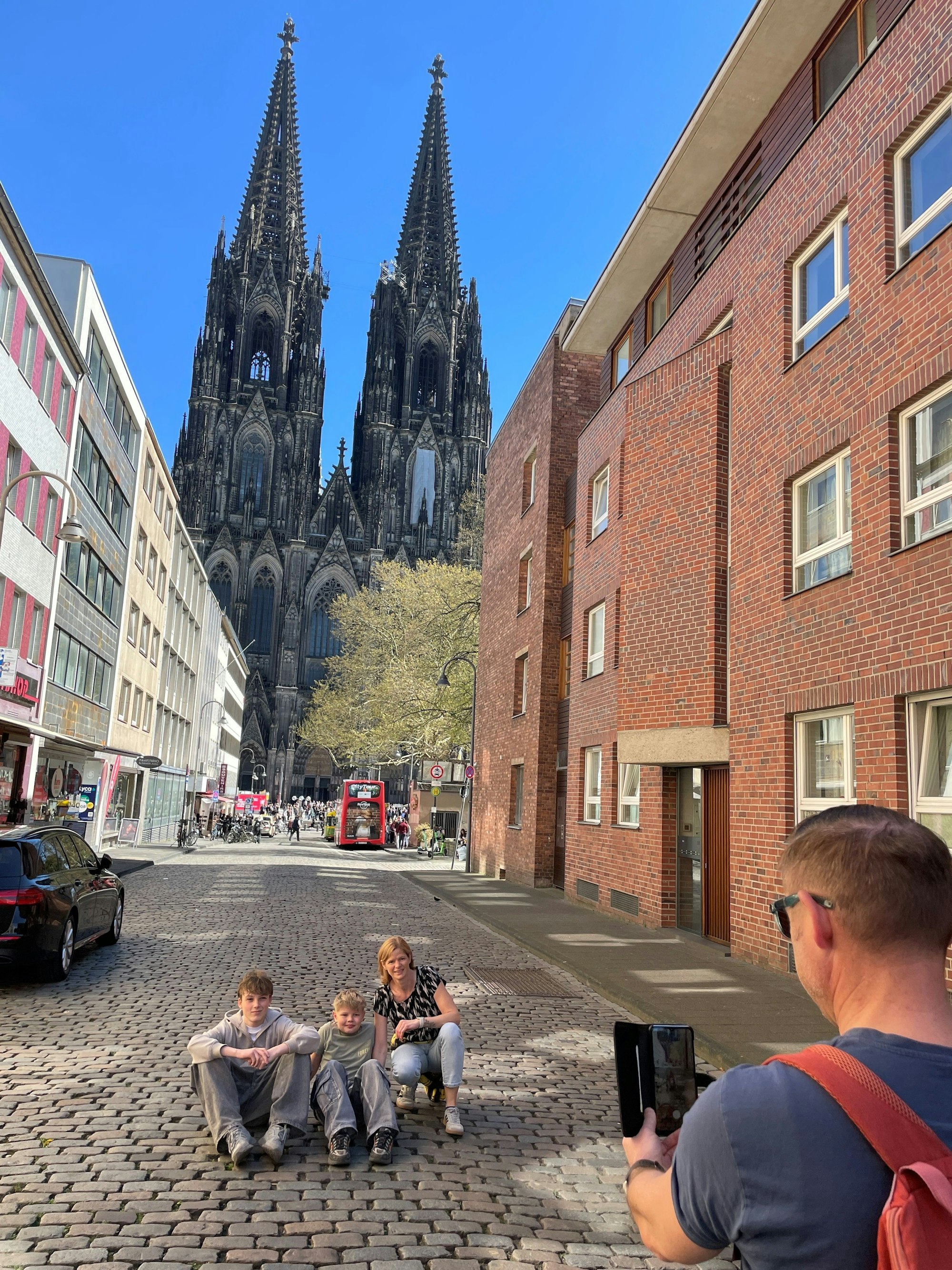 Der beliebte Fotospot mit freiem Blick auf den Kölner Dom in der Straße Burgmauer.