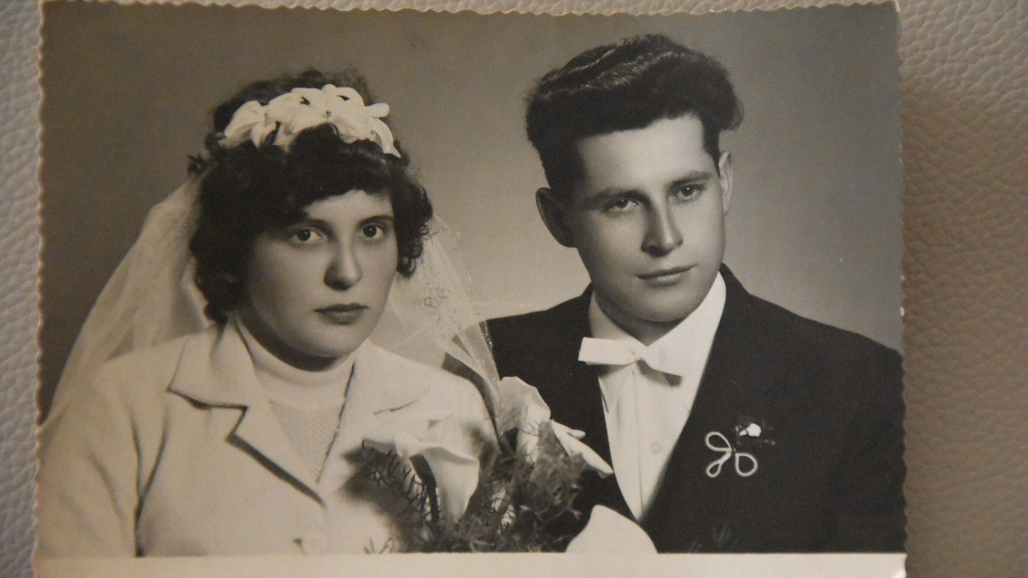 Das alte Foto zeigt ein junges Ehepaar.