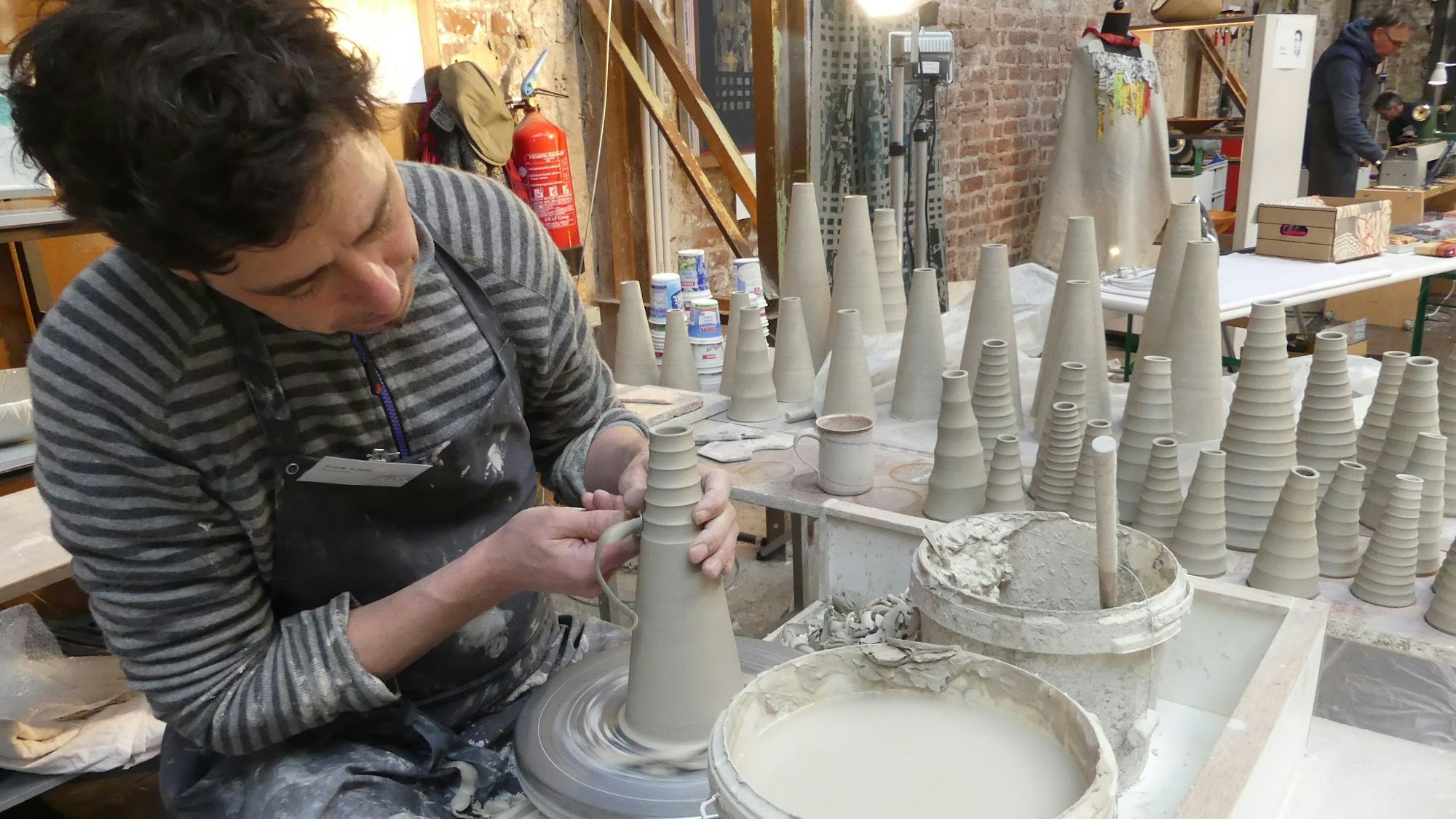 Keramikkünstler Frank Schillo arbeitet.