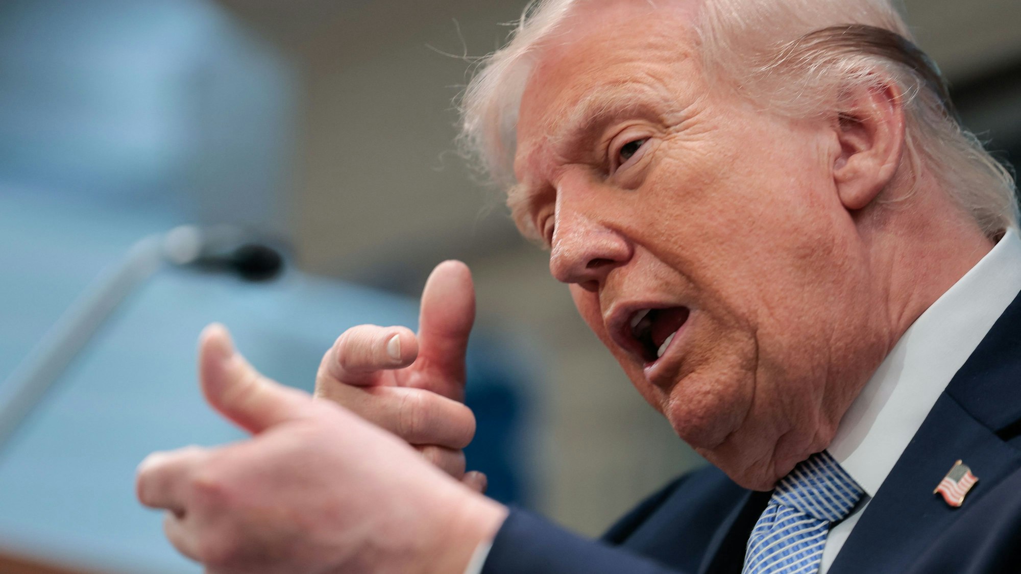 Präsident Donald Trump spricht während eines Treffens im Oval Office des Weißen Hauses.