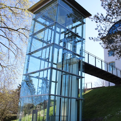 Der gläserne Fahrstuhl am evangelischen Altenheim in Wahlscheid ist aktuell kaputt