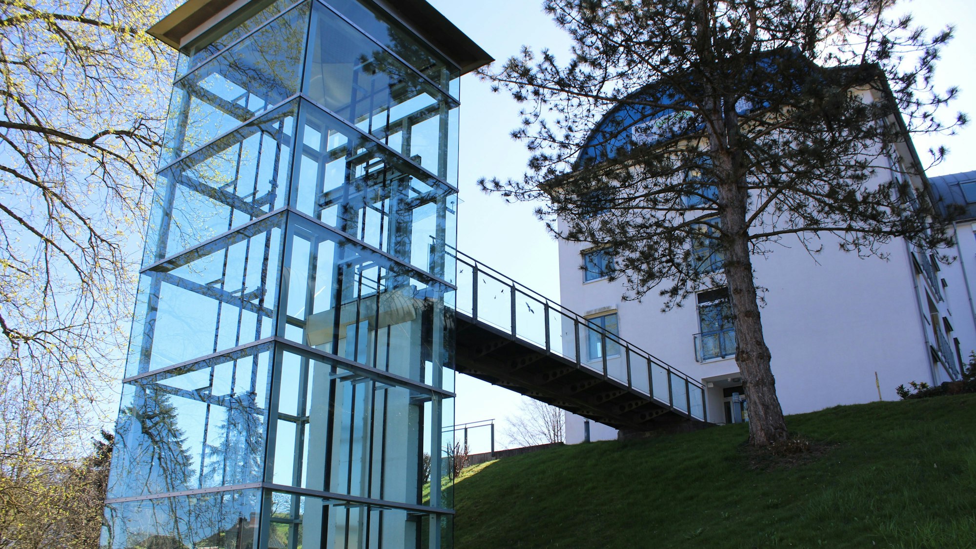 Der gläserne Fahrstuhl am evangelischen Altenheim in Wahlscheid ist aktuell kaputt