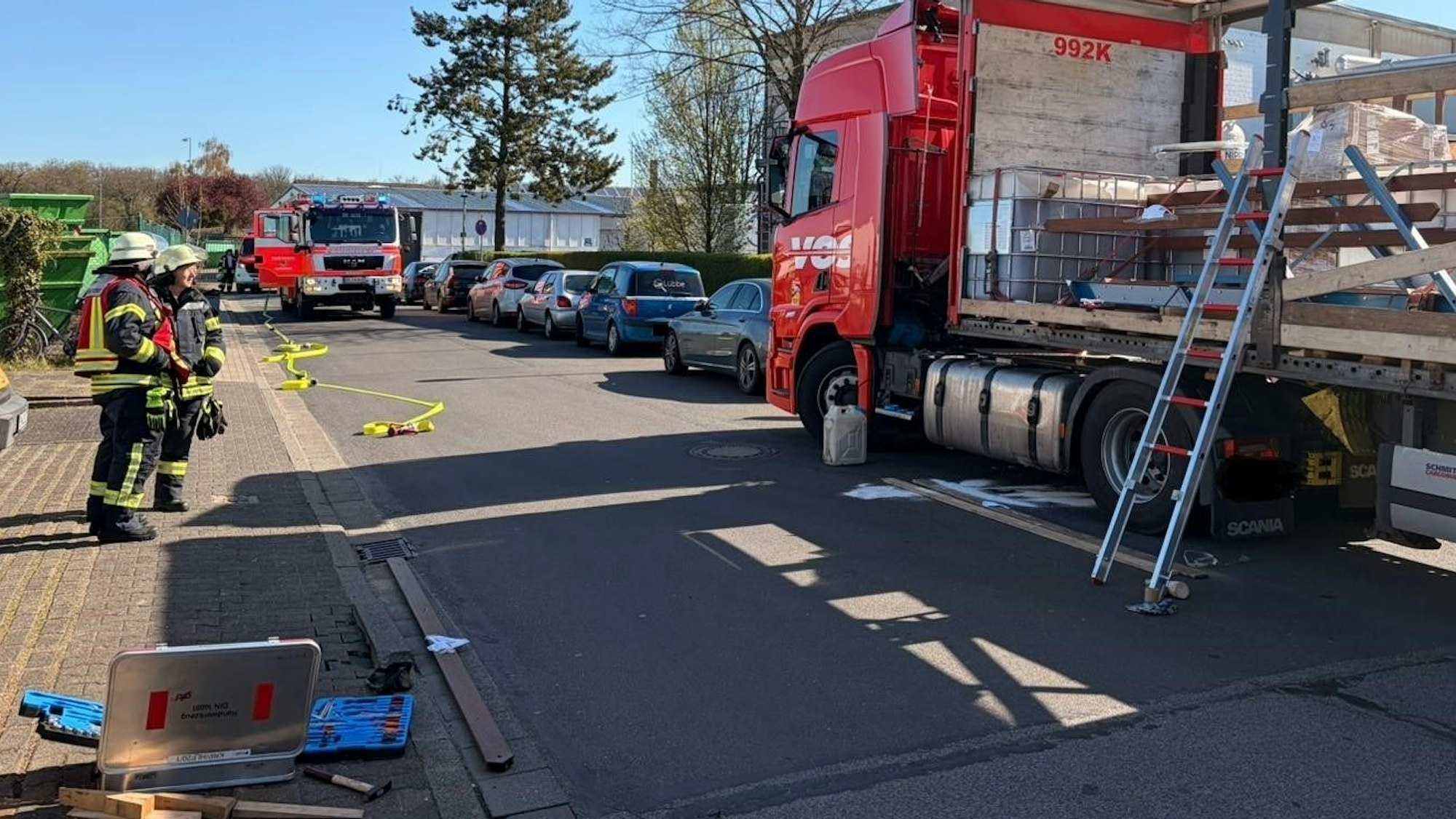 Das Bild zeigt Feuerwehrkräfte an einem Lkw.