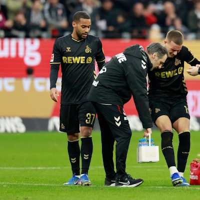 Said El Mala wird bei einem Spiel des 1. FC Köln behandelt.