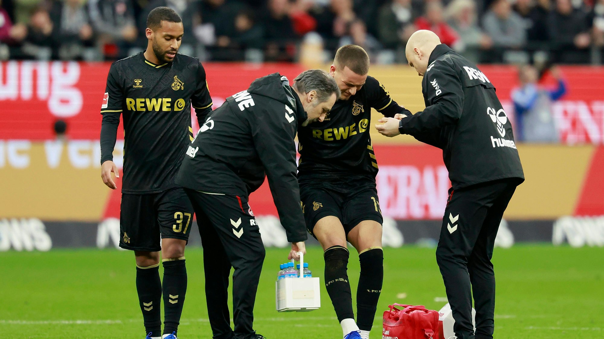 Said El Mala wird bei einem Spiel des 1. FC Köln behandelt.