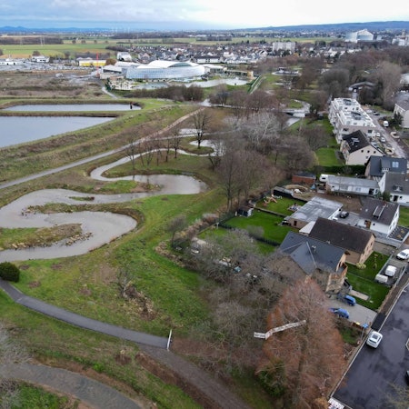 Die Drohnenaufnahme zeigt, wie das Flussbett in Schleifen neu angelegt ist.
