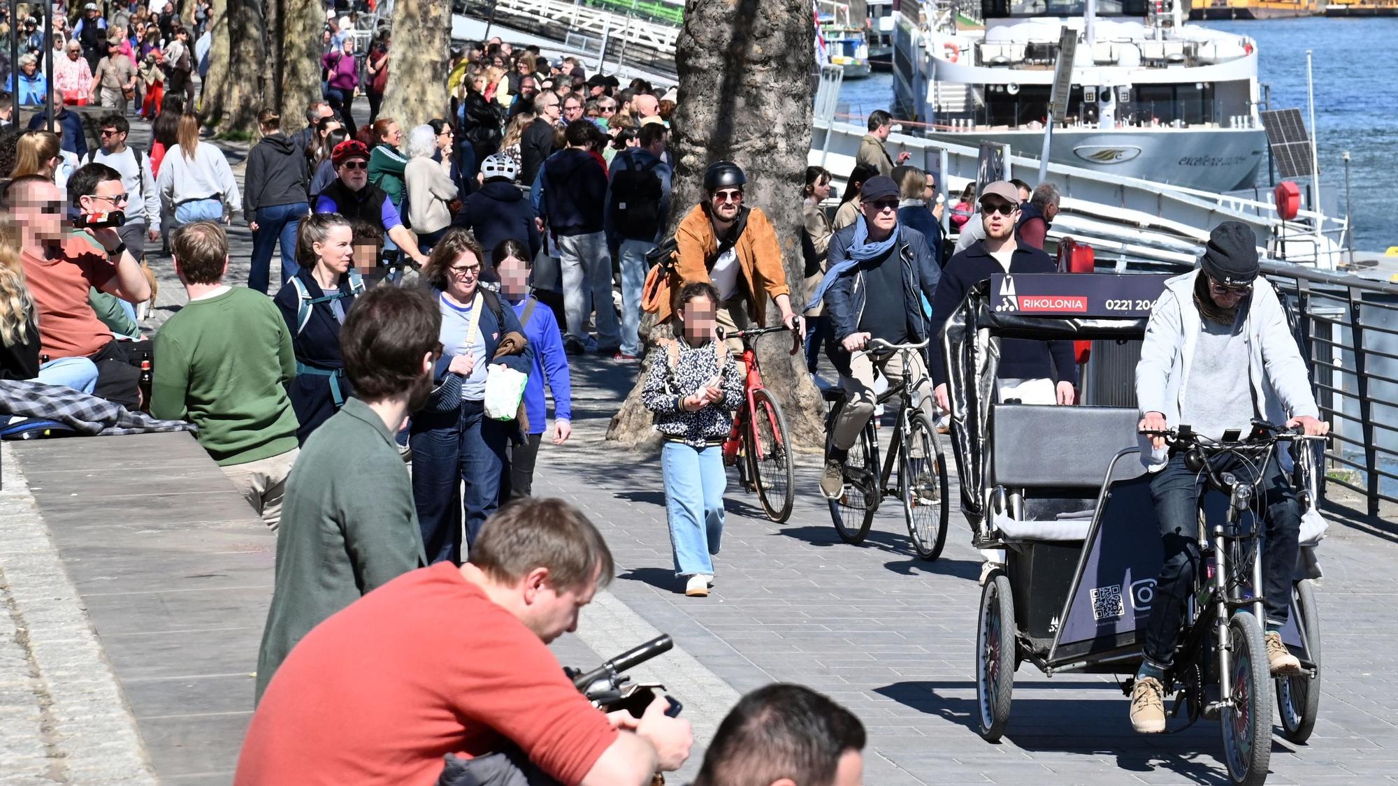 Auch ein Rikschafahrer rollt durch die Passantenströme.