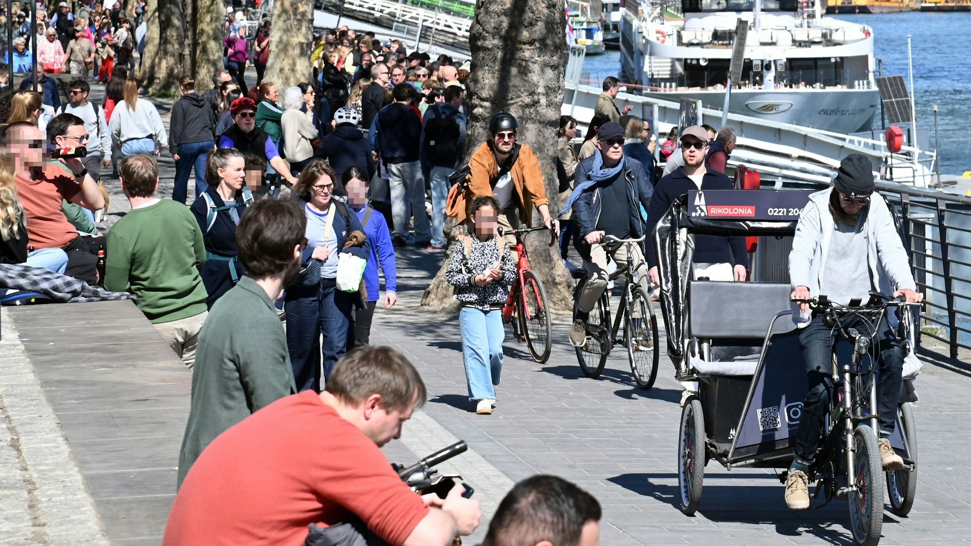Auch ein Rikschafahrer rollt durch die Passantenströme.