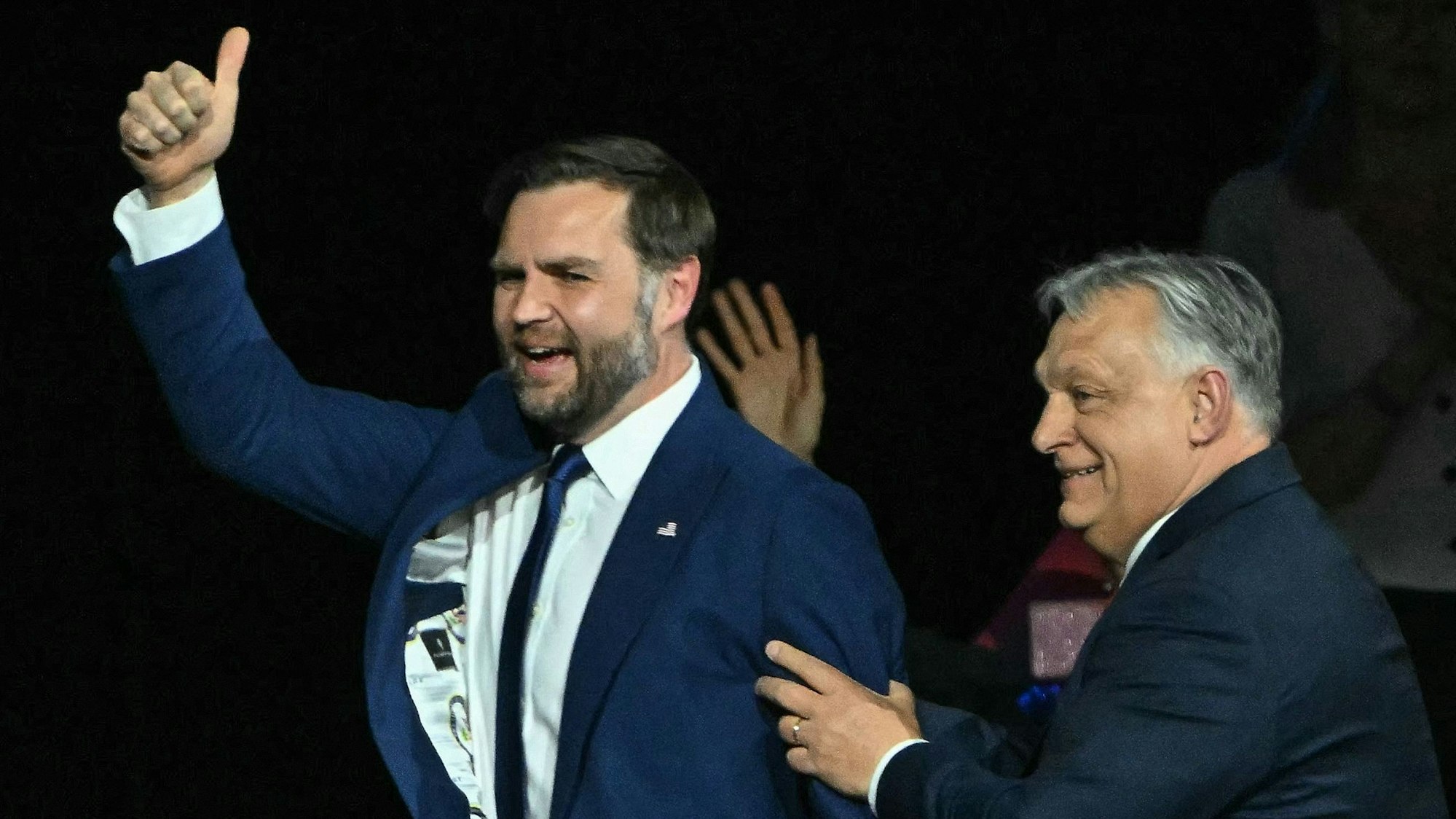 Budapest: Ungarns Ministerpräsident Viktor Orbán (r.) und US-Vizepräsident JD Vance bei einer Wahlkampfveranstaltung am Dienstag (7. April)