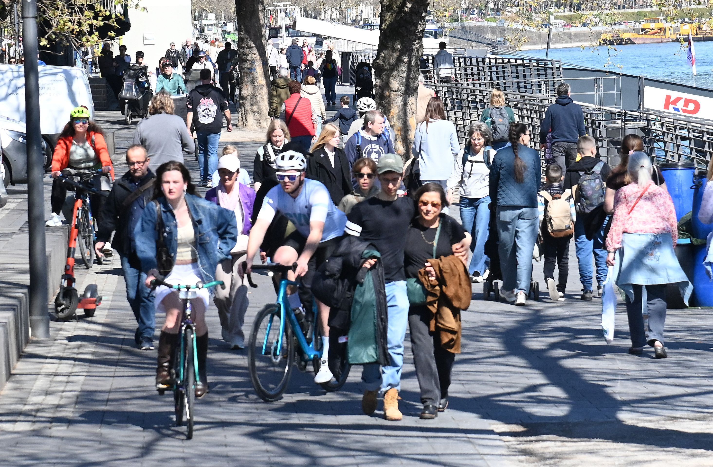 Am Rheinufer in der Kölner Altstadt kommt es an vielen Stellen zu Konflikten zwischen Fußgängern und Radfahrern.