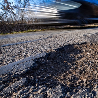 Ein Schlagloch in einer Straße.