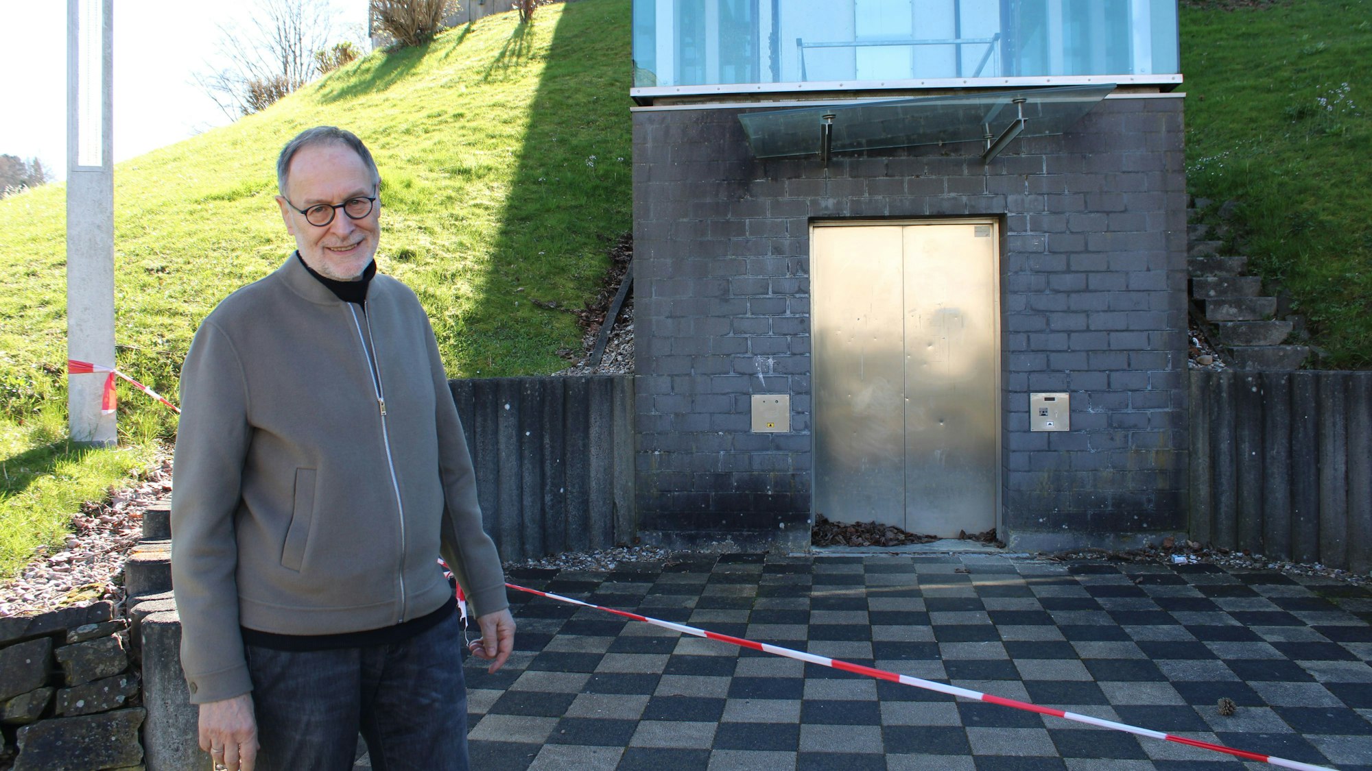 Der gläserne Fahrstuhl am evangelischen Altenheim in Wahlscheid ist aktuell kaputt. Reinhard Bartha, Vorsitzender des Altenheims