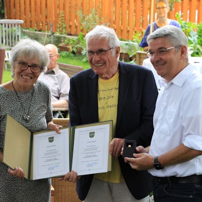 Axel und Sabine Becker erhalten die Ehrennadel in Gold von Bürgermeister Lutz Urbach.