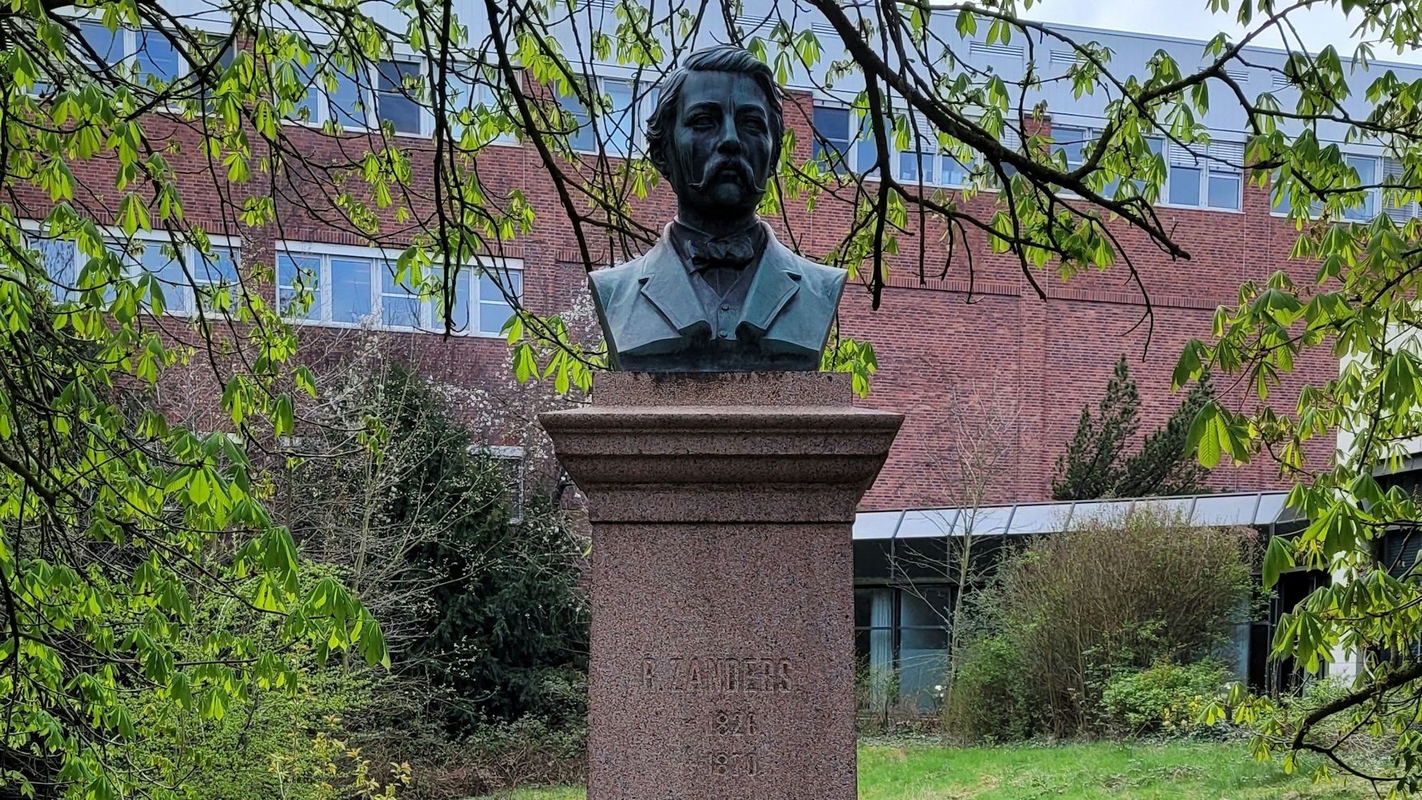 Die Büste von Richard Zanders ist zu sehen.