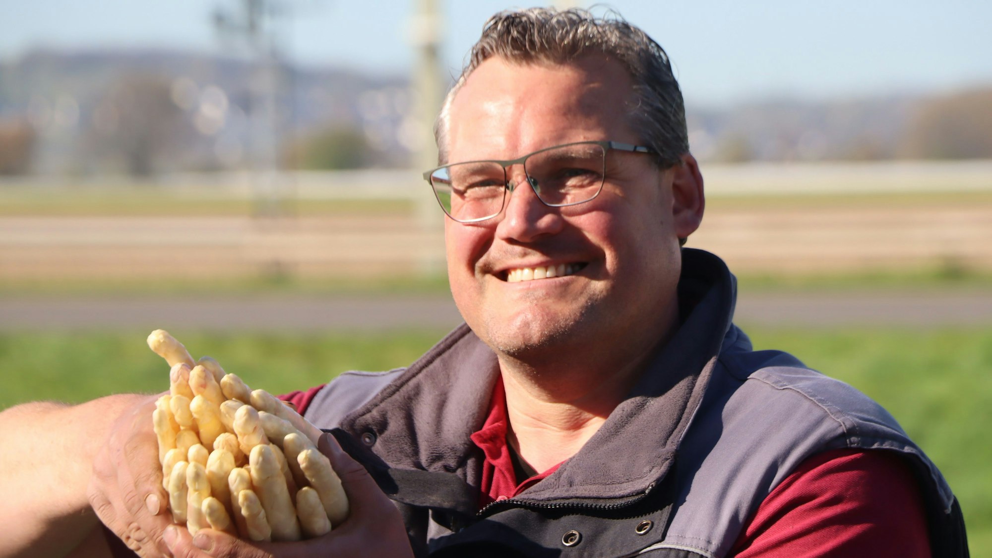 Landwirt Johannes Saß konnten den ersten Spargel stechen.