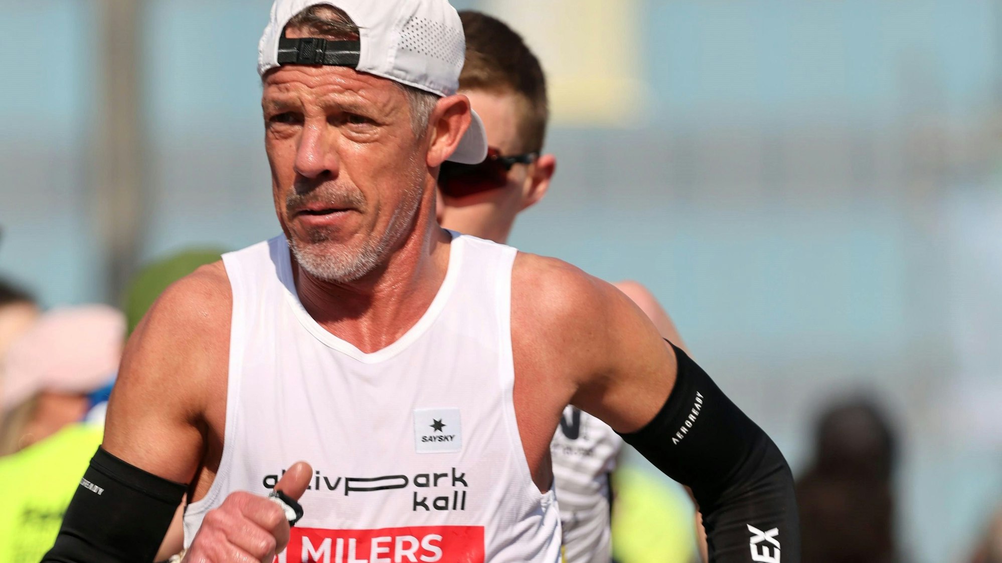 Der Läufer Markus Mey aus Schleiden-Morsbach trägt ein weißes Shirt und eine weiße Kappe.