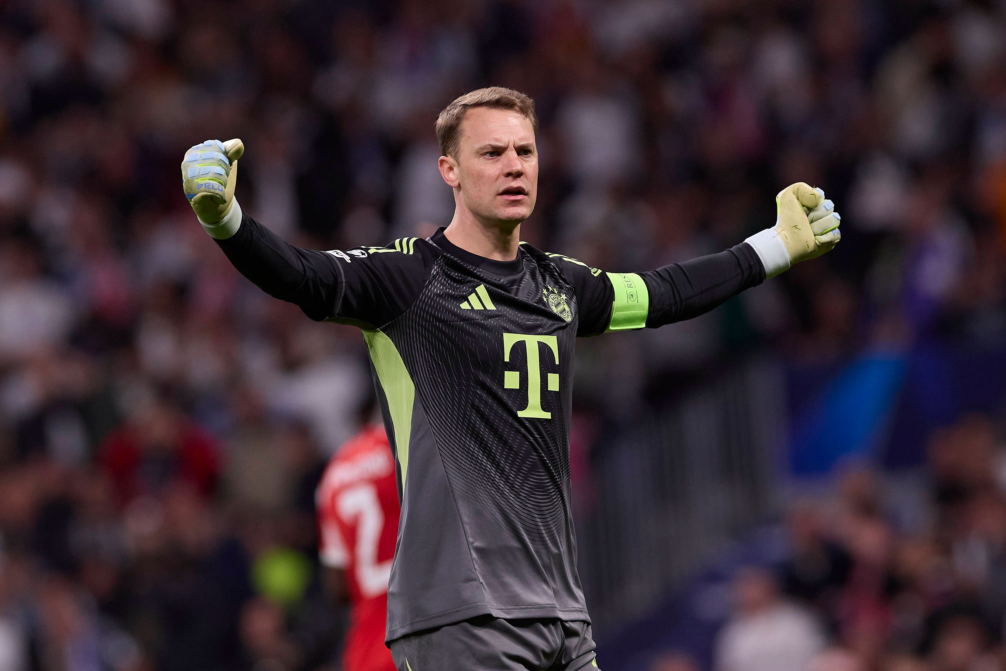 Torhüter Manuel Neuer streckt jubelnd die Arme aus.