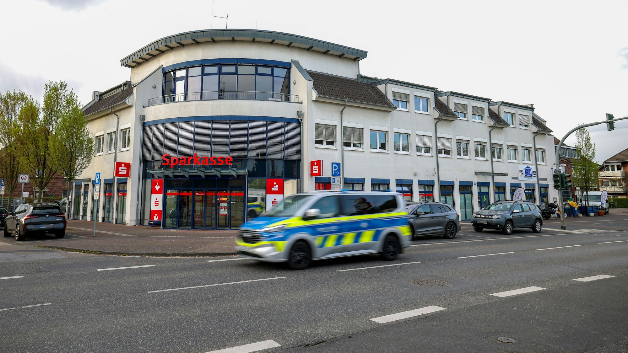 Ein vermutlich bewaffneter Mann hat mit dem Betreten einer Sparkassenfiliale in Rommerskirchen bei Neuss einen Großeinsatz der Polizei ausgelöst.