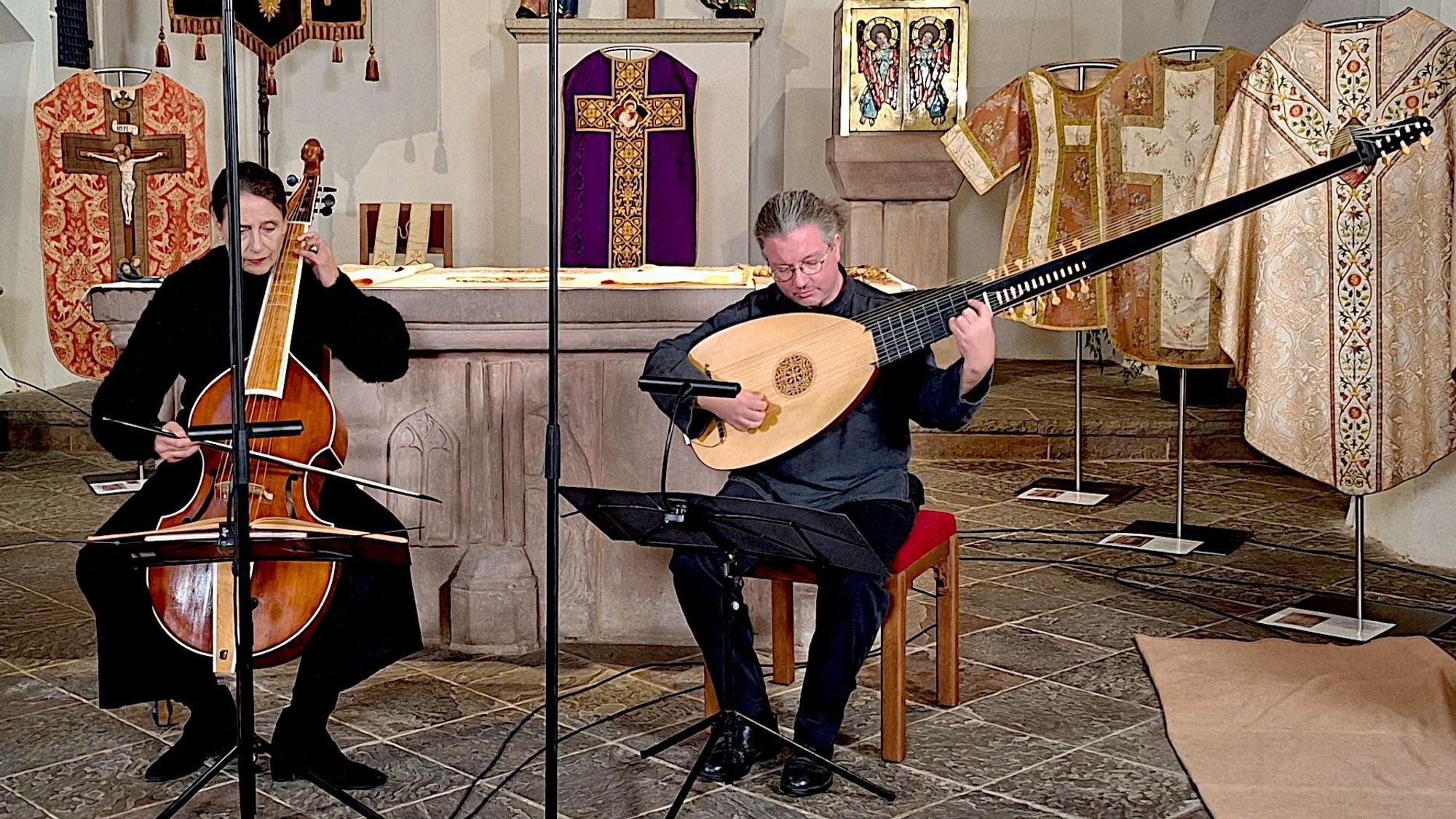 Die beiden Musiker mit ihrem Instrumenten beim Auftritt in der Kronenburger Kirche im September 2025.