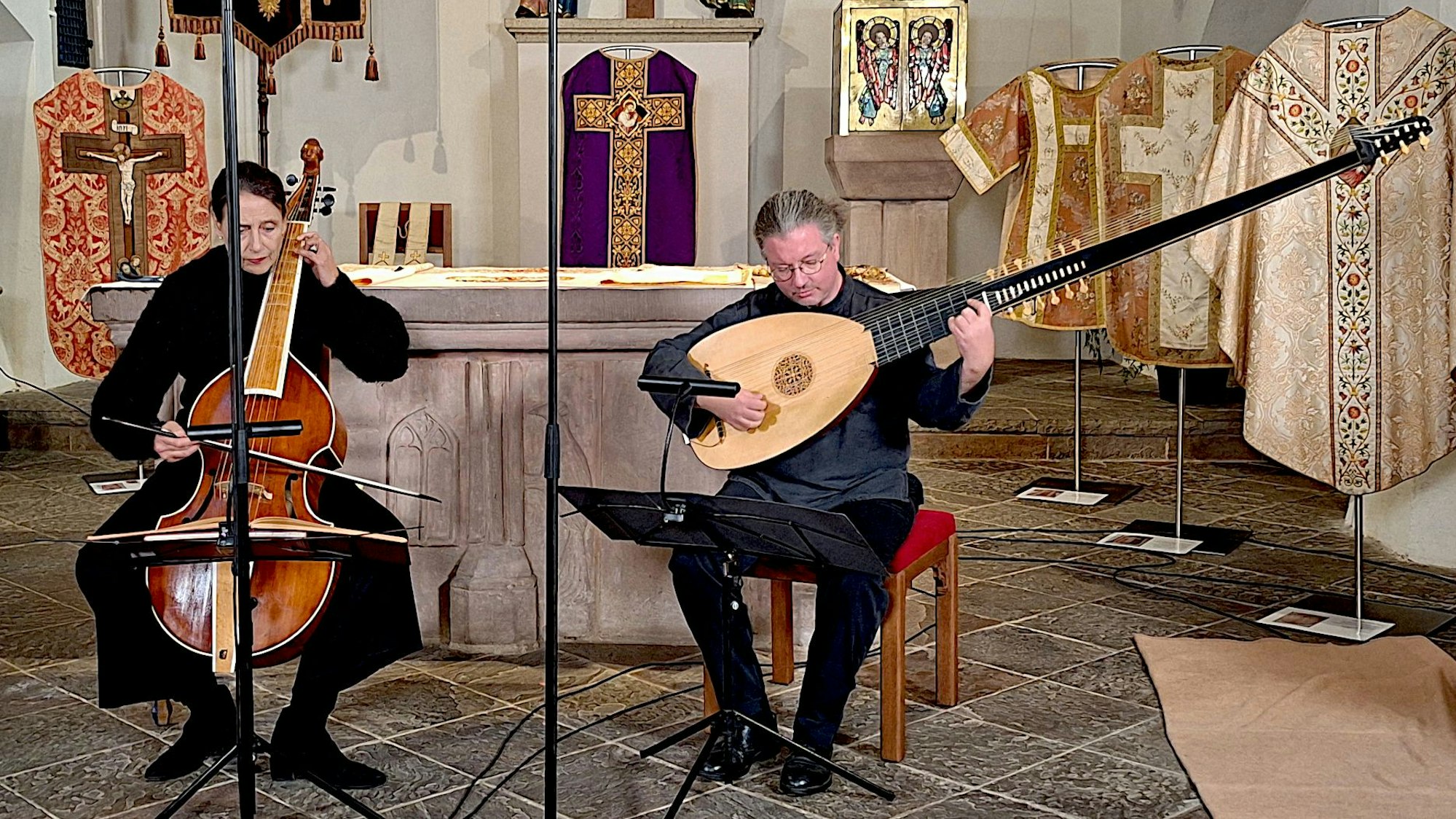 Die beiden Musiker mit ihrem Instrumenten beim Auftritt in der Kronenburger Kirche im September 2025.