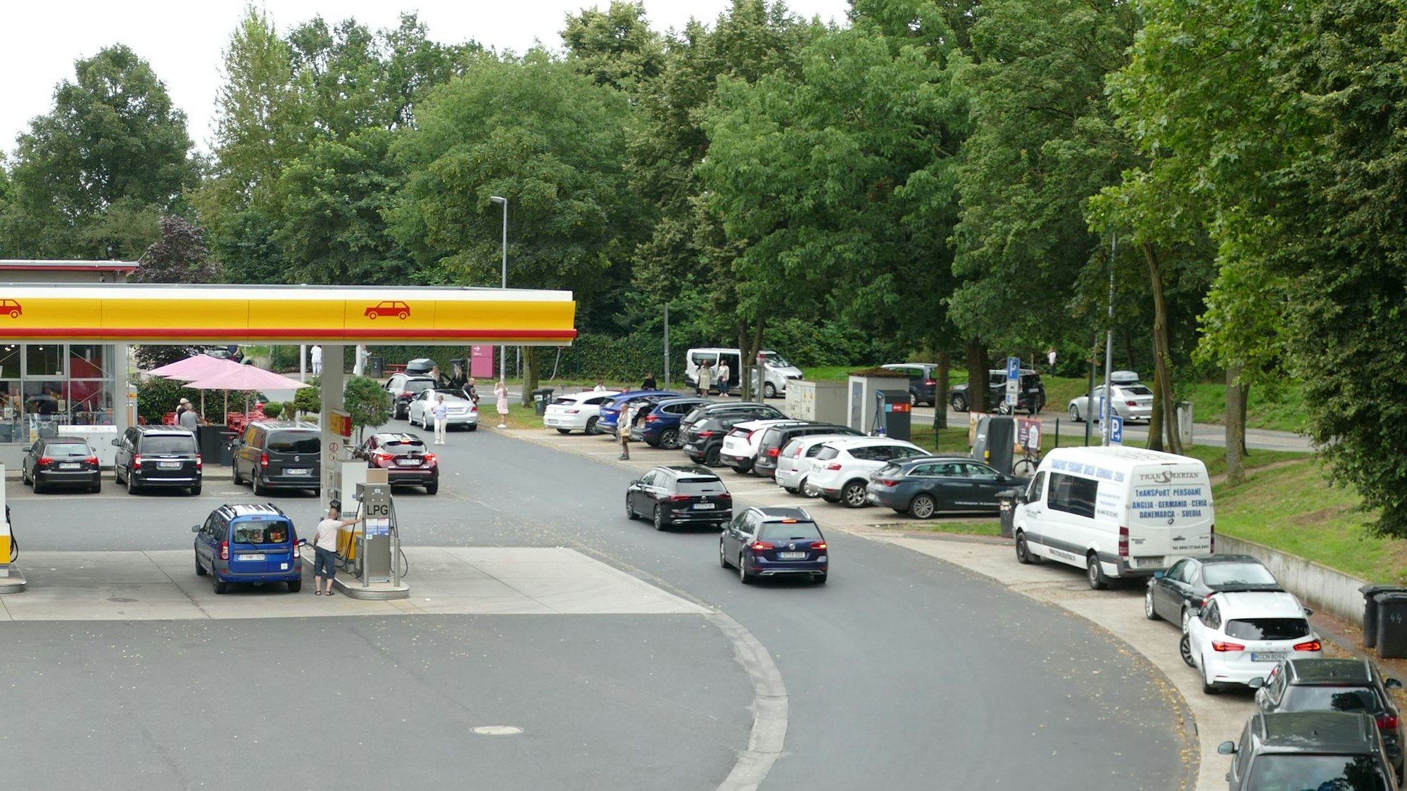 Autos an einer Autobahnraststätte