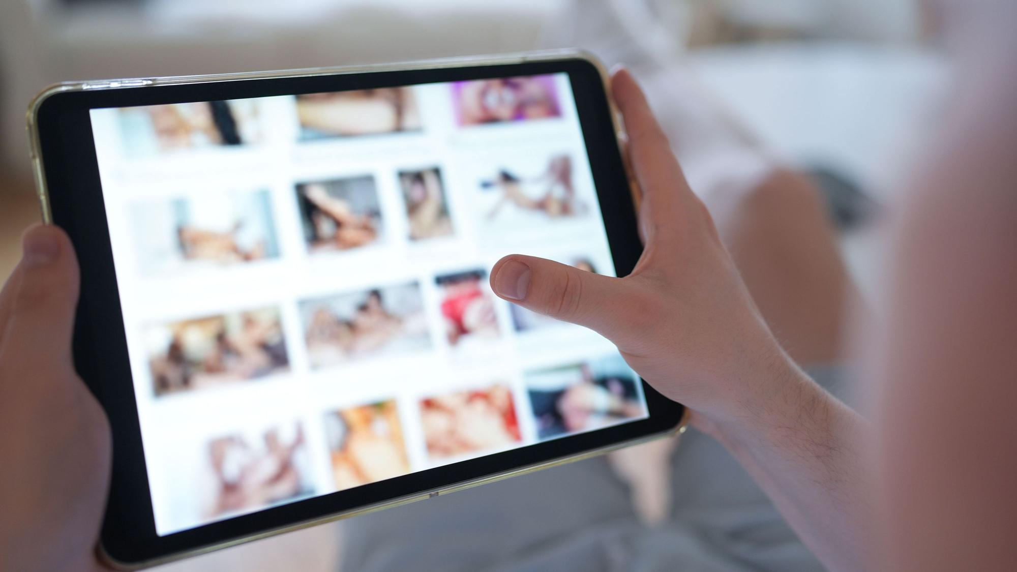 Zu sehen ist eine zensierte Darstellung von Pornografie auf einem Tablet.