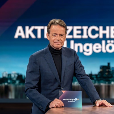 Moderator Rudi Cerne steht im ZDF-Studio von„ Aktenzeichen XY… Ungelöst“ auf dem Bavaria Film Gelände.