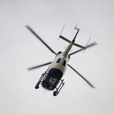 Ein Polizeihubschrauber überfliegt ein Gebiet (Symbolfoto).