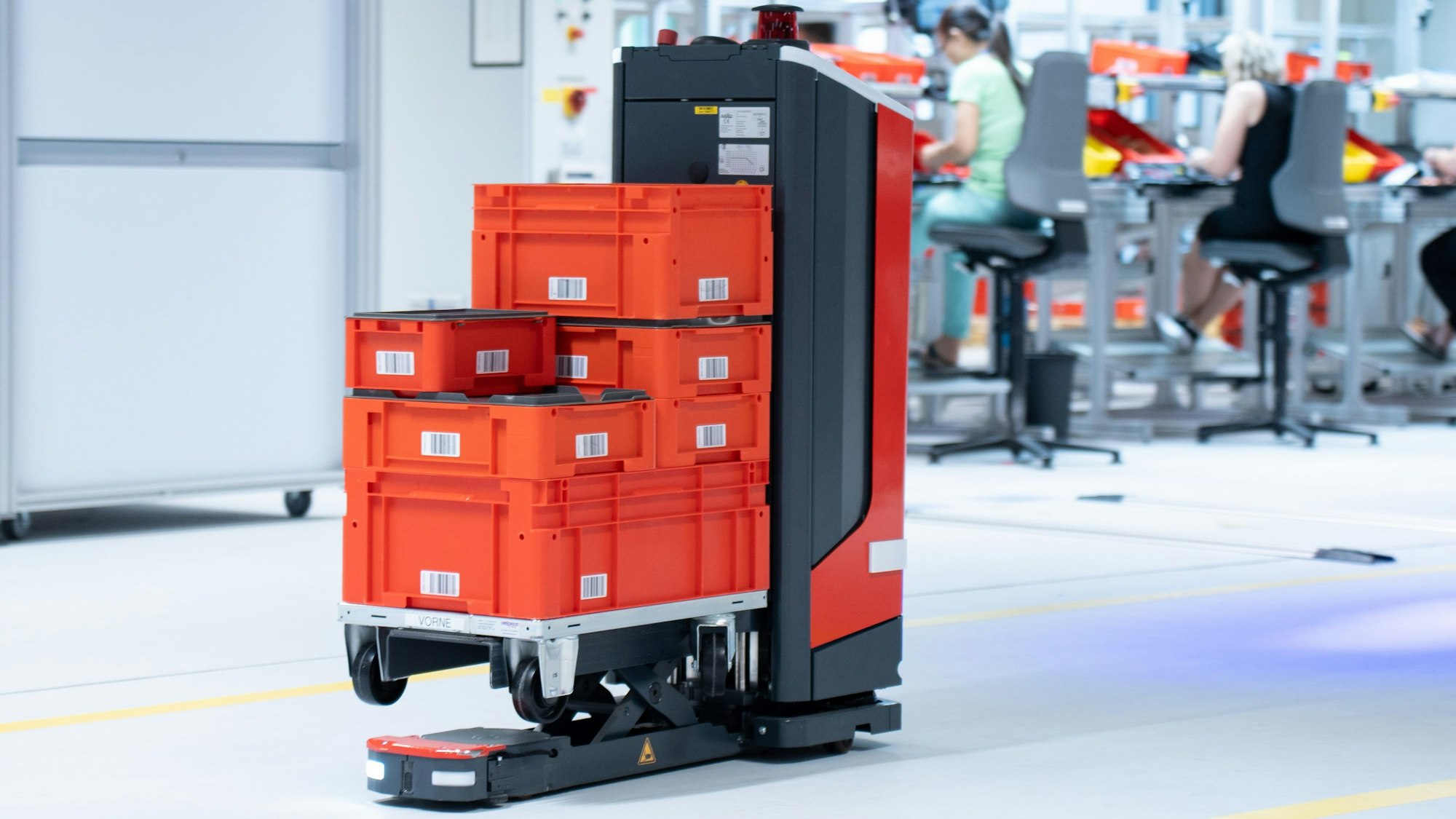 Das Foto zeigt ein fahrerloses Transportsystem, das sich mittels Künstlicher Intelligenz orientiert.