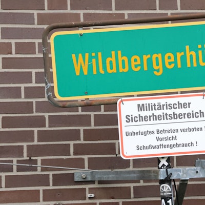 Schilder am Wachgebäude: Militärischer Sicherheitsbereich.