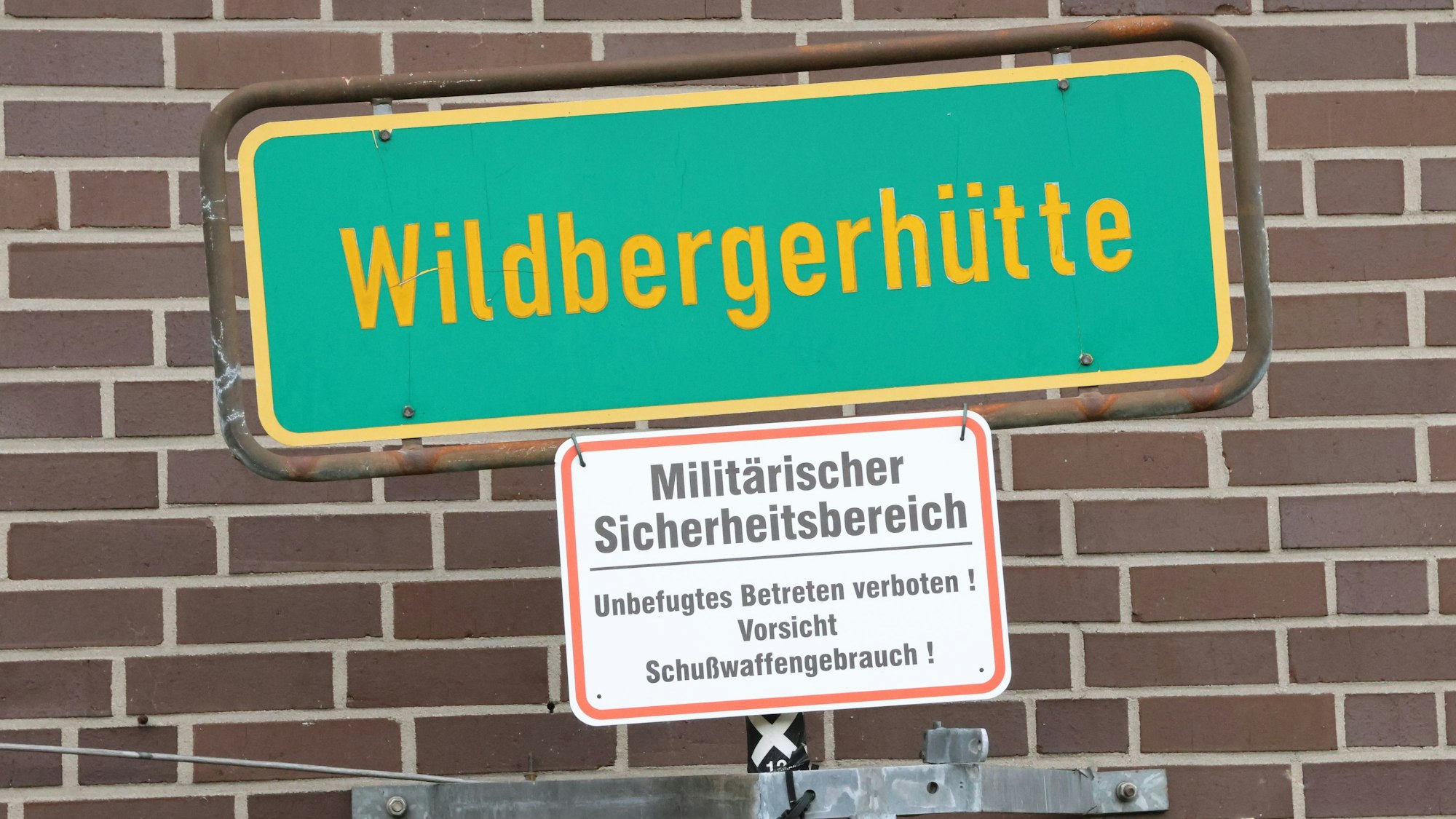 Schilder am Wachgebäude: Militärischer Sicherheitsbereich.