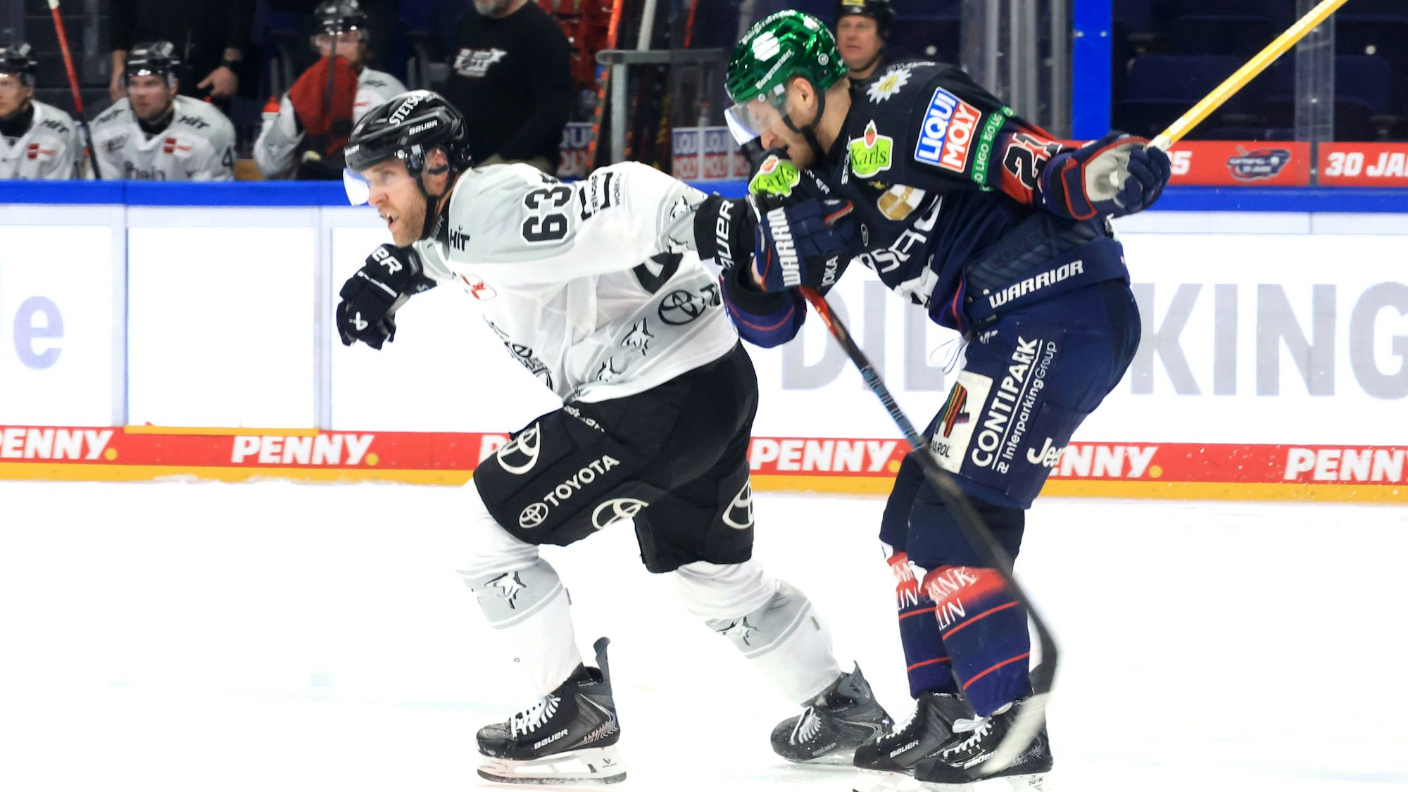 DEU, DEL, 1.EBL, Eisbaeren vs. Koelner Haie, / 08.04.2026, Uber-Arena, Berlin, DEU, DEL, 1.EBL, Eisbaeren vs. Koelner Haie, im Bild Manuel Wiederer Eisbaeren Berlin 21, PATRICK RUSSELL Koelner Haie 63 *** DEU, DEL, 1 EBL, Eisbaeren vs Koelner Haie, 08 04 2026, Uber Arena, Berlin, DEU, DEL, 1 EBL, Eisbaeren vs Koelner Haie, in the picture Manuel Wiederer Eisbaeren Berlin 21 , PATRICK RUSSELL Koelner Haie 63 nordphotoxGmbHx/xEngler nph00076