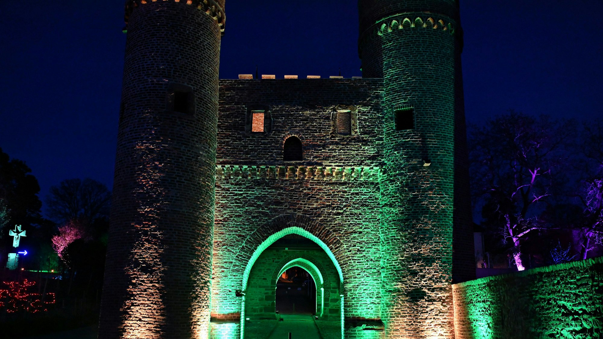 Das Weiertor ist grün angestrahlt.