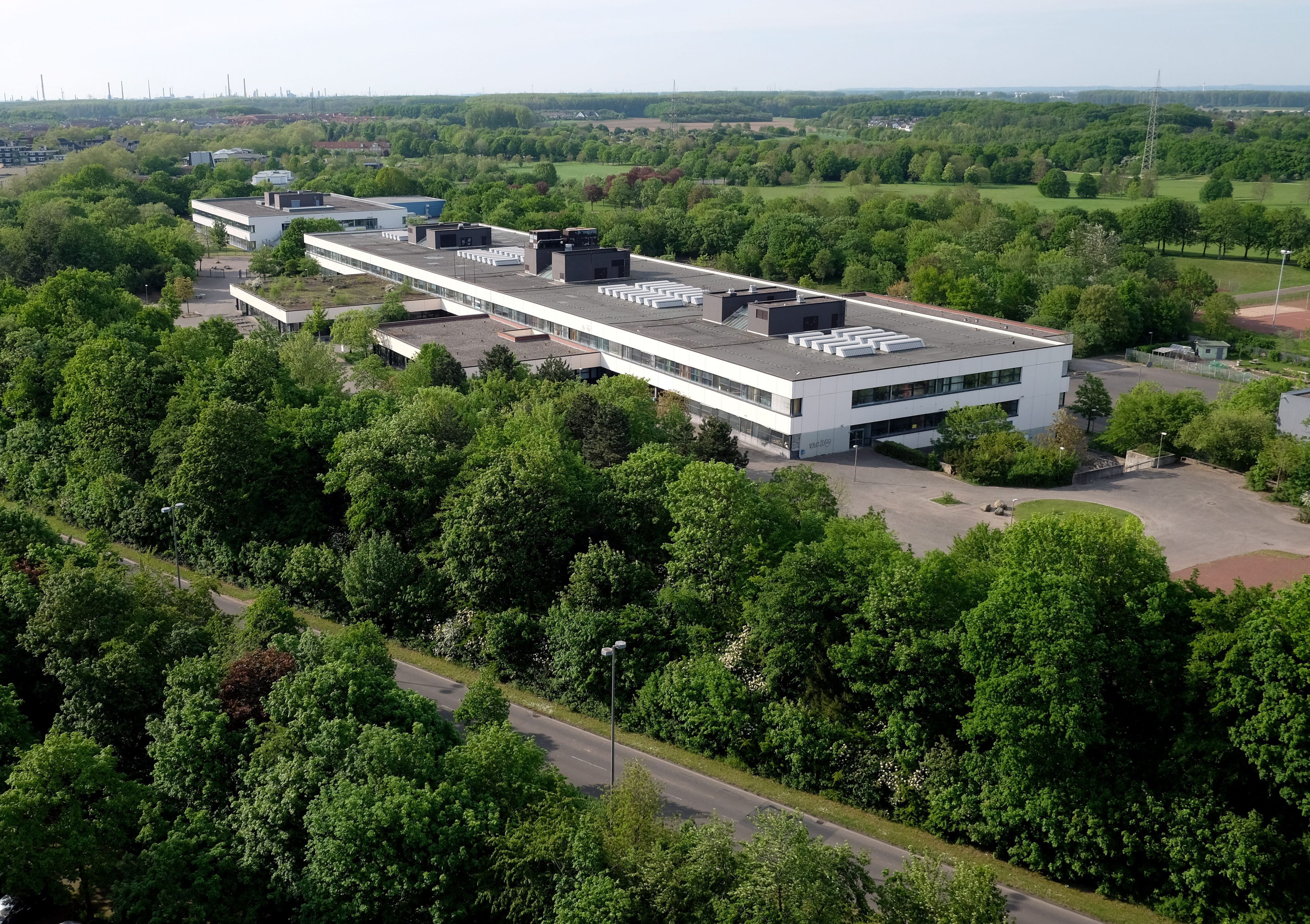 Die Gesamtschule in Chorweiler umfasst 31.800 Quadratmeter Fläche.(Archivbild)