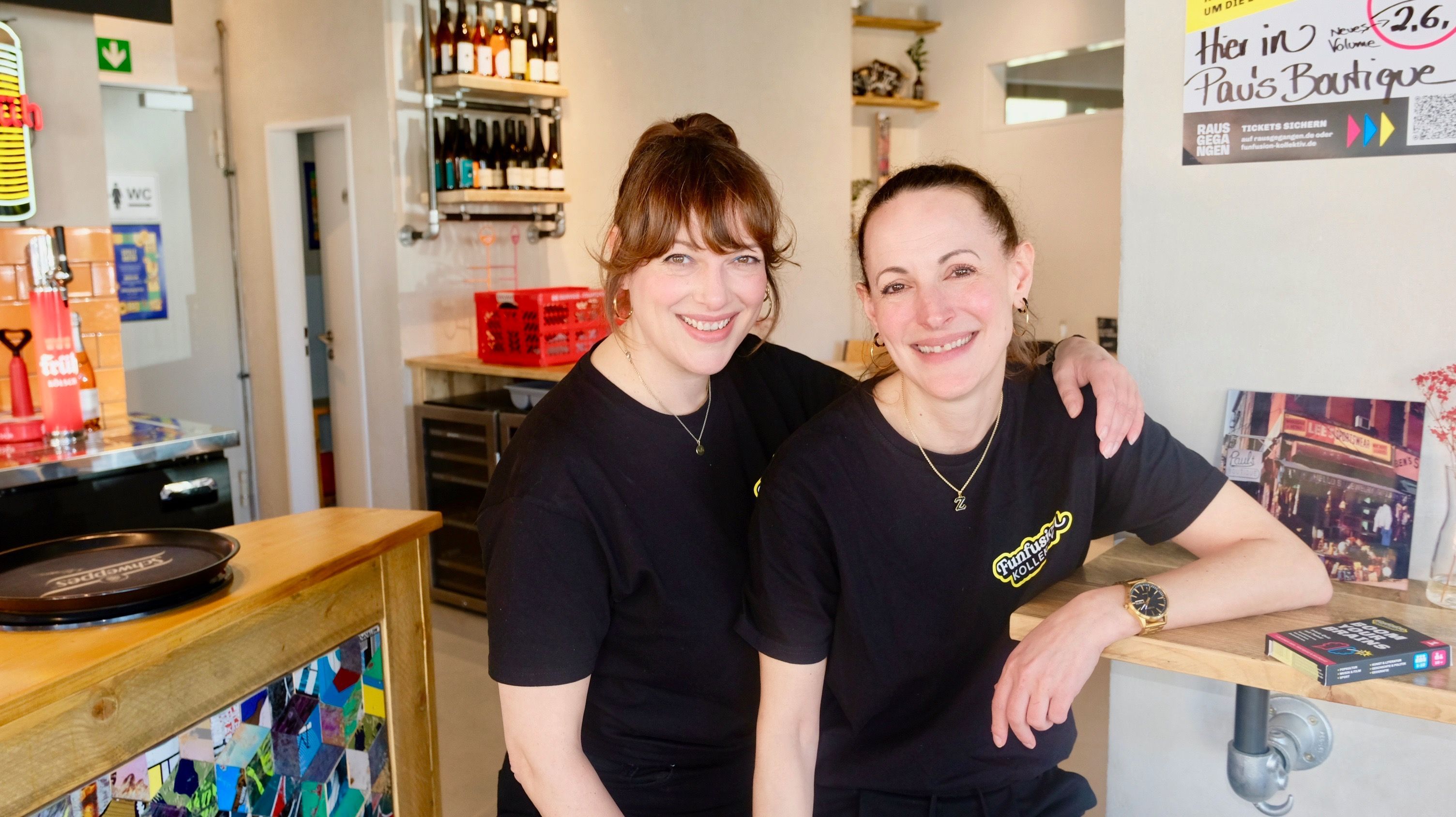 Vera (l.) und Ute Zimperfeld in der „Pau’s Boutique“ in Sülz.