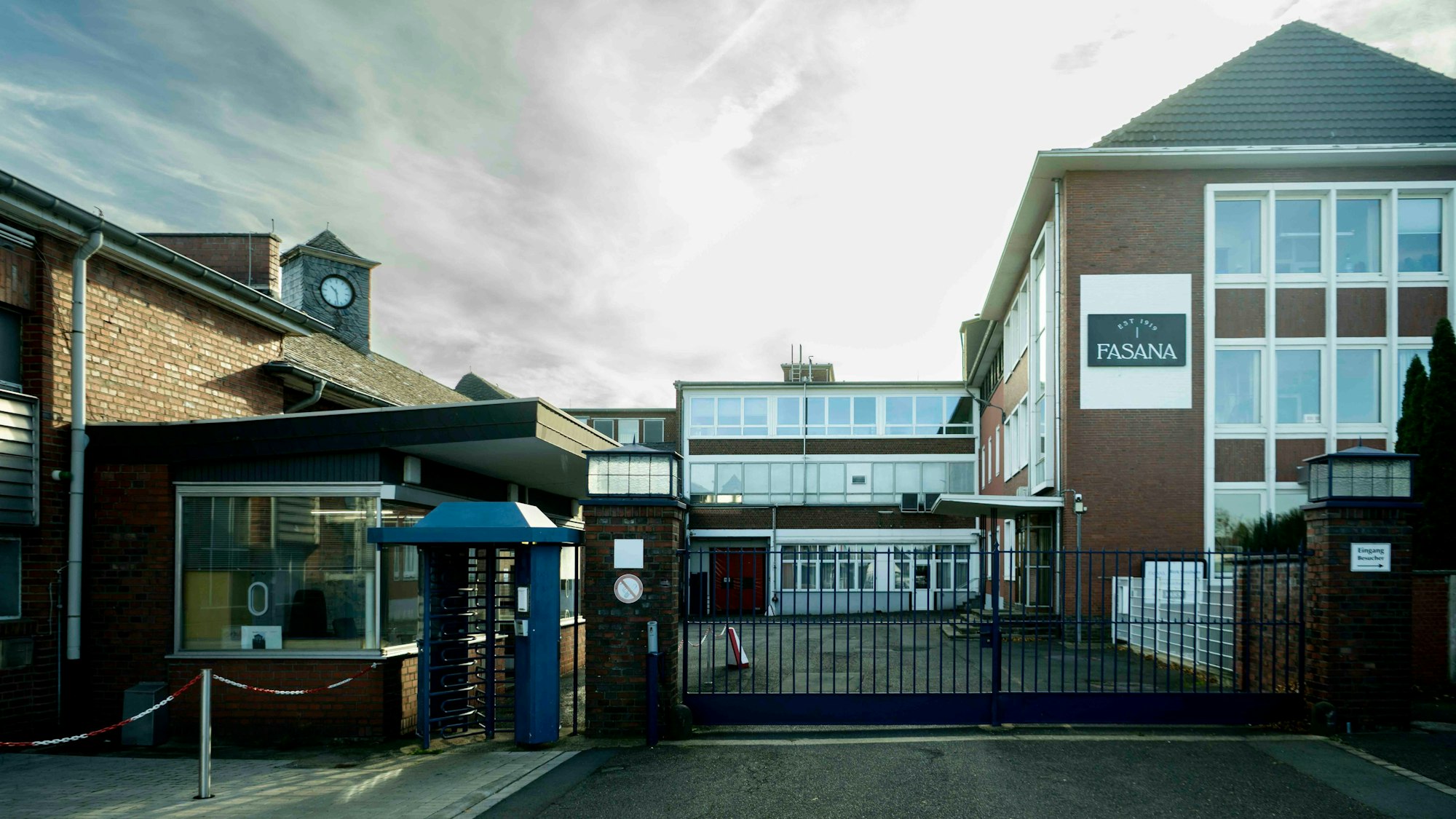 Das Bild zeigt den Eingangsbereich und das verschlossene Tor des Fasana-Werks in Euskirchen-Stotzheim, das im November geschlossen wurde.