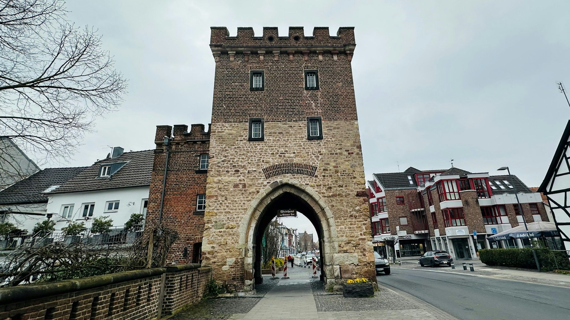 Das Bild zeigt ein historisches Stadttor.