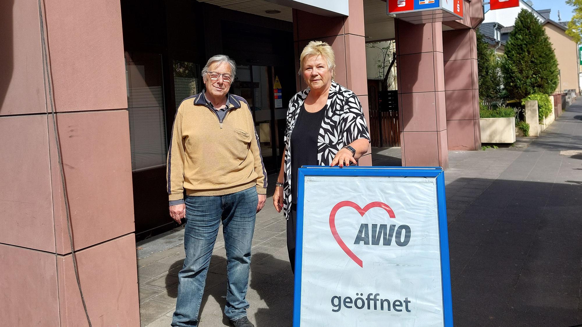 Udo Schumpe und Birgit Biegel stehen nebeneinander hinter einem Aufsteller, der auf das Awo-Zentrum hinweist.