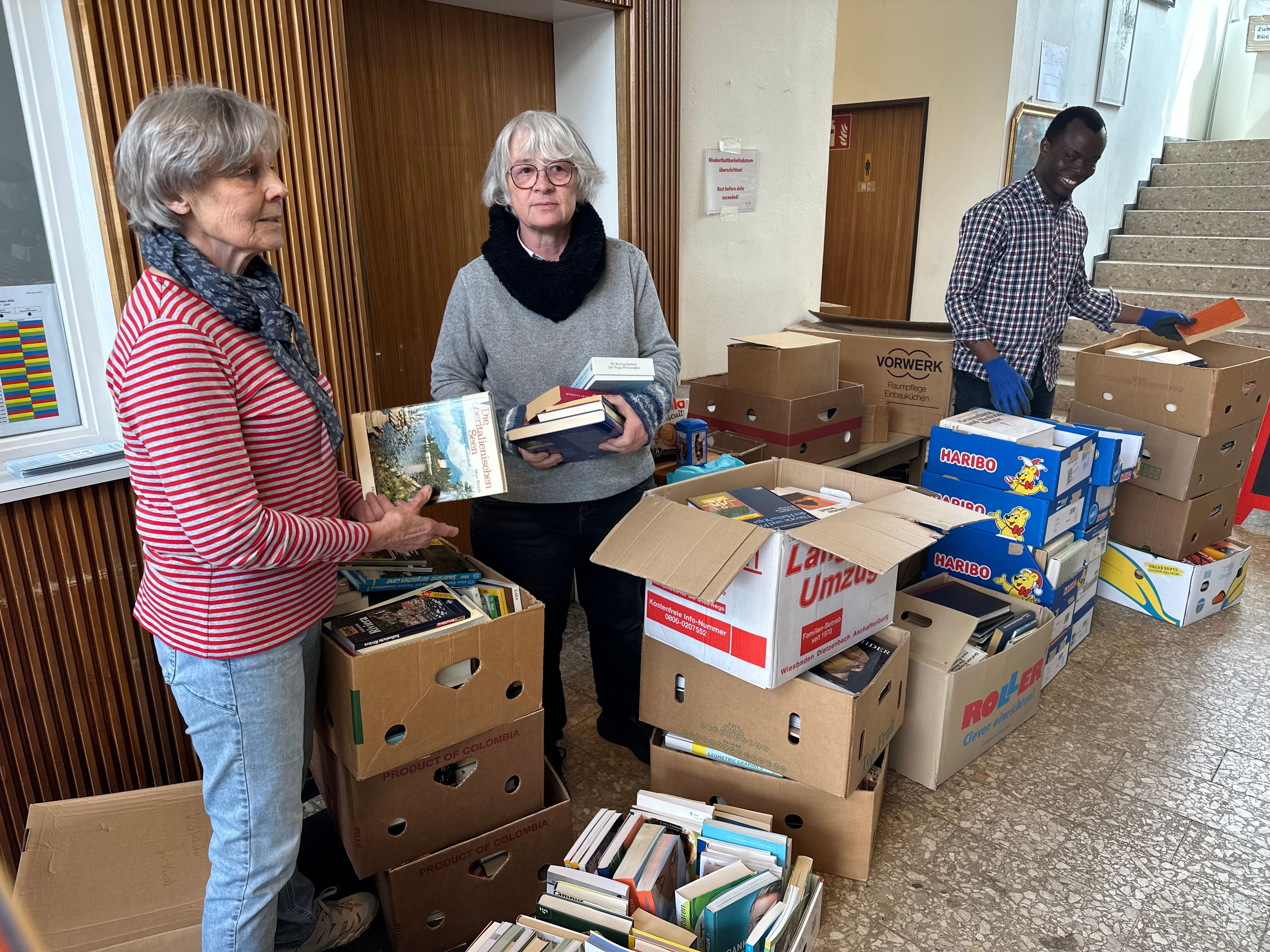 Dagmar Schofs, Stefanie Förster und Magnus Prinzvill (v.l.) sortieren die gespendeten Bücher vor.