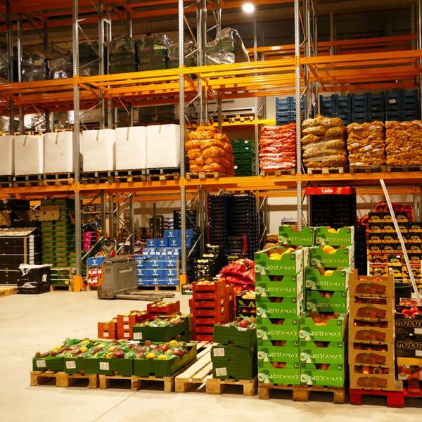 Zwölf Händler verkaufen weiter Obst und Gemüse in einem neuen Frischezentrum – bis zum Jahreswechsel waren sie am Großmarkt ansässig.