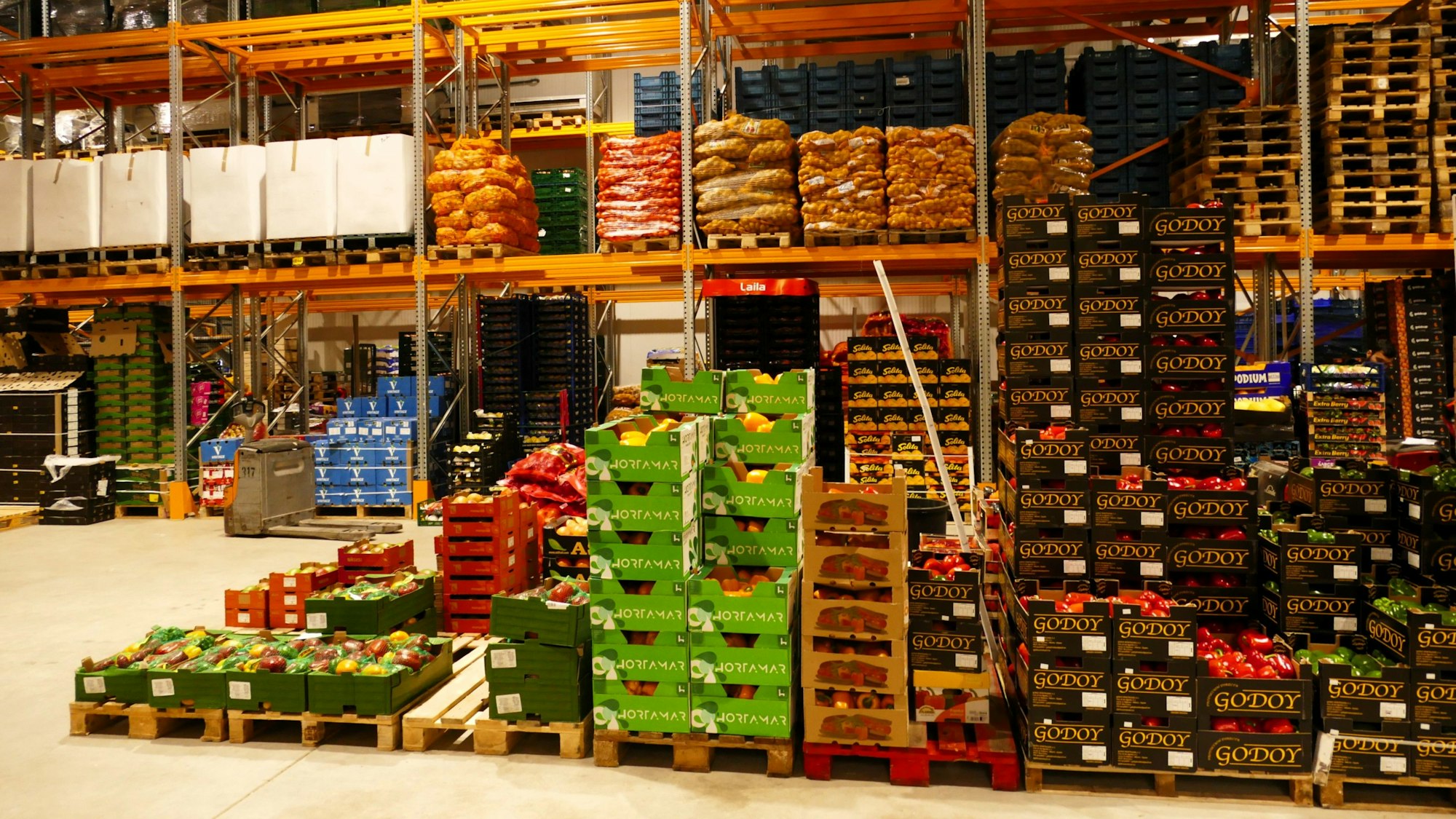 Zwölf Händler verkaufen weiter Obst und Gemüse in einem neuen Frischezentrum – bis zum Jahreswechsel waren sie am Großmarkt ansässig.