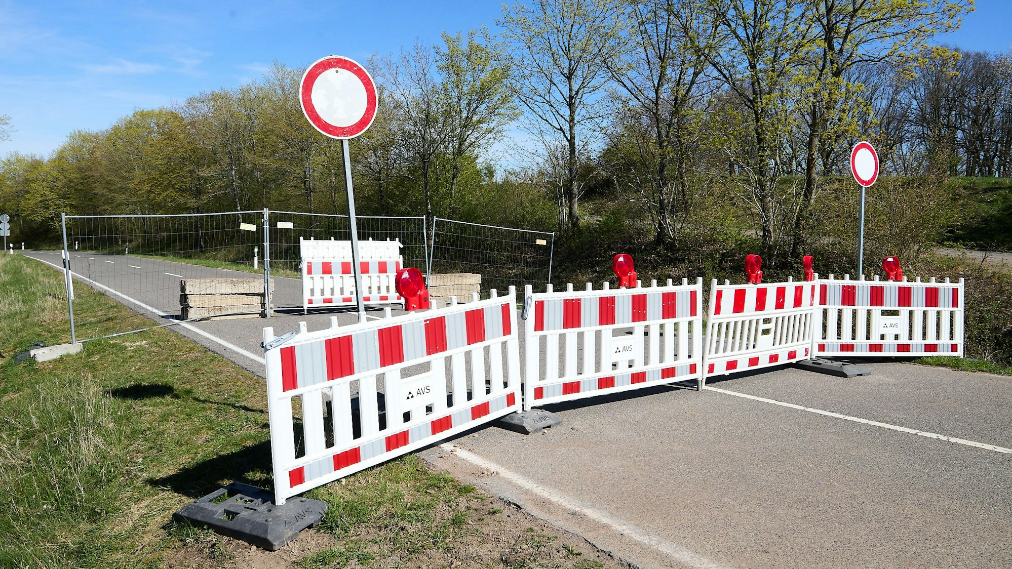 Mit rot-weißen Baken und einem Metallzaun ist die L249 am Kloster Mariawald bei Heimbach abgesperrt.