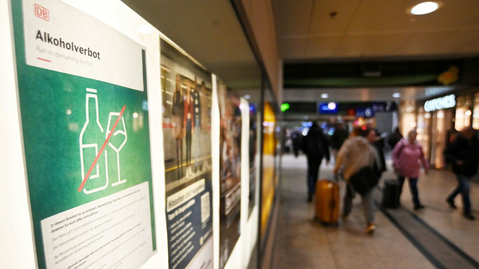 Bislang weisen nur einige gut versteckte DIN-A4-Zettel auf das Alkoholverbot im Kölner Hauptbahnhof hin.