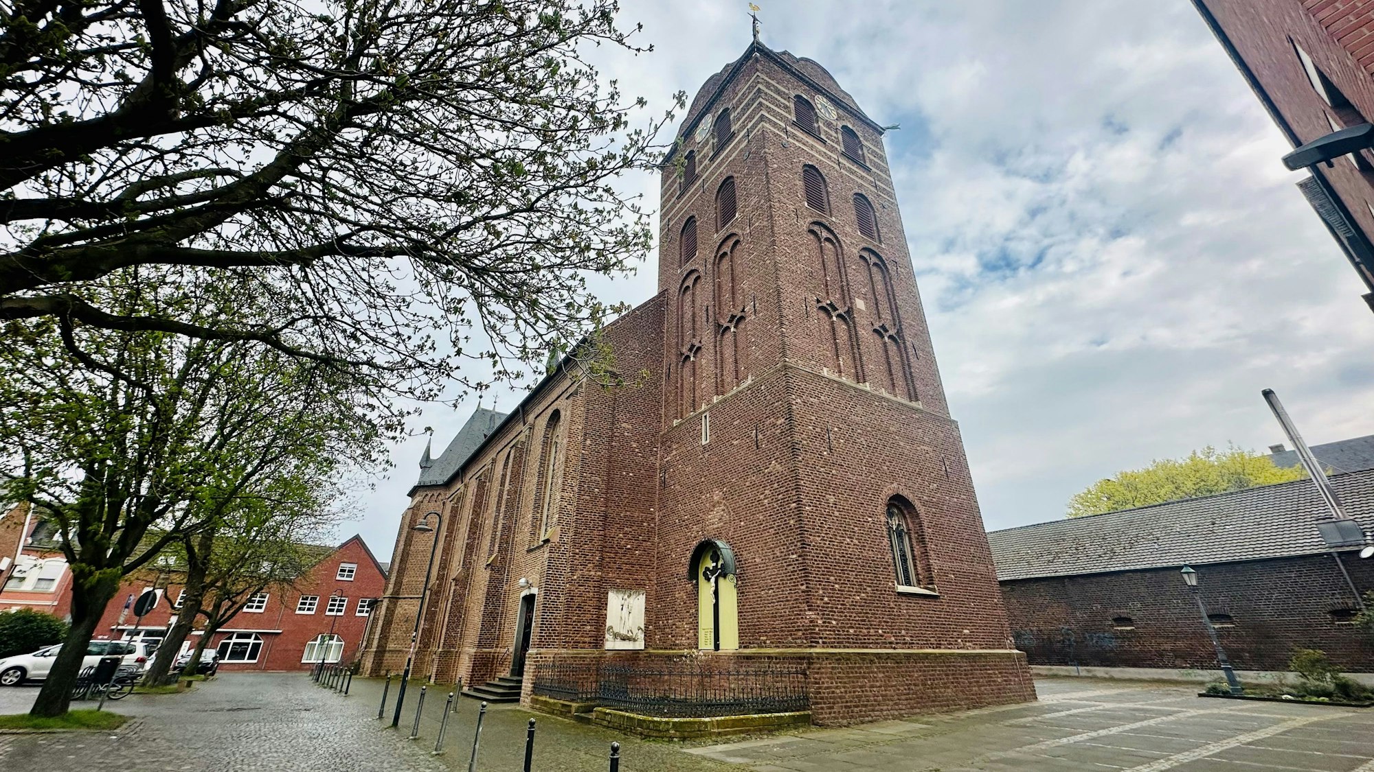 Das Bild zeigt eine Kirche.