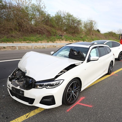 Bei einem Auffahrunfall ist ein BMW-Fahrer verletzt worden.