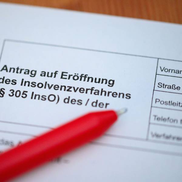 Ein Kugelschreiber liegt auf einem Antrag zur Eröffnung eines Insolvenzverfahrens.
