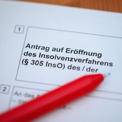Ein Kugelschreiber liegt auf einem Antrag zur Eröffnung eines Insolvenzverfahrens.